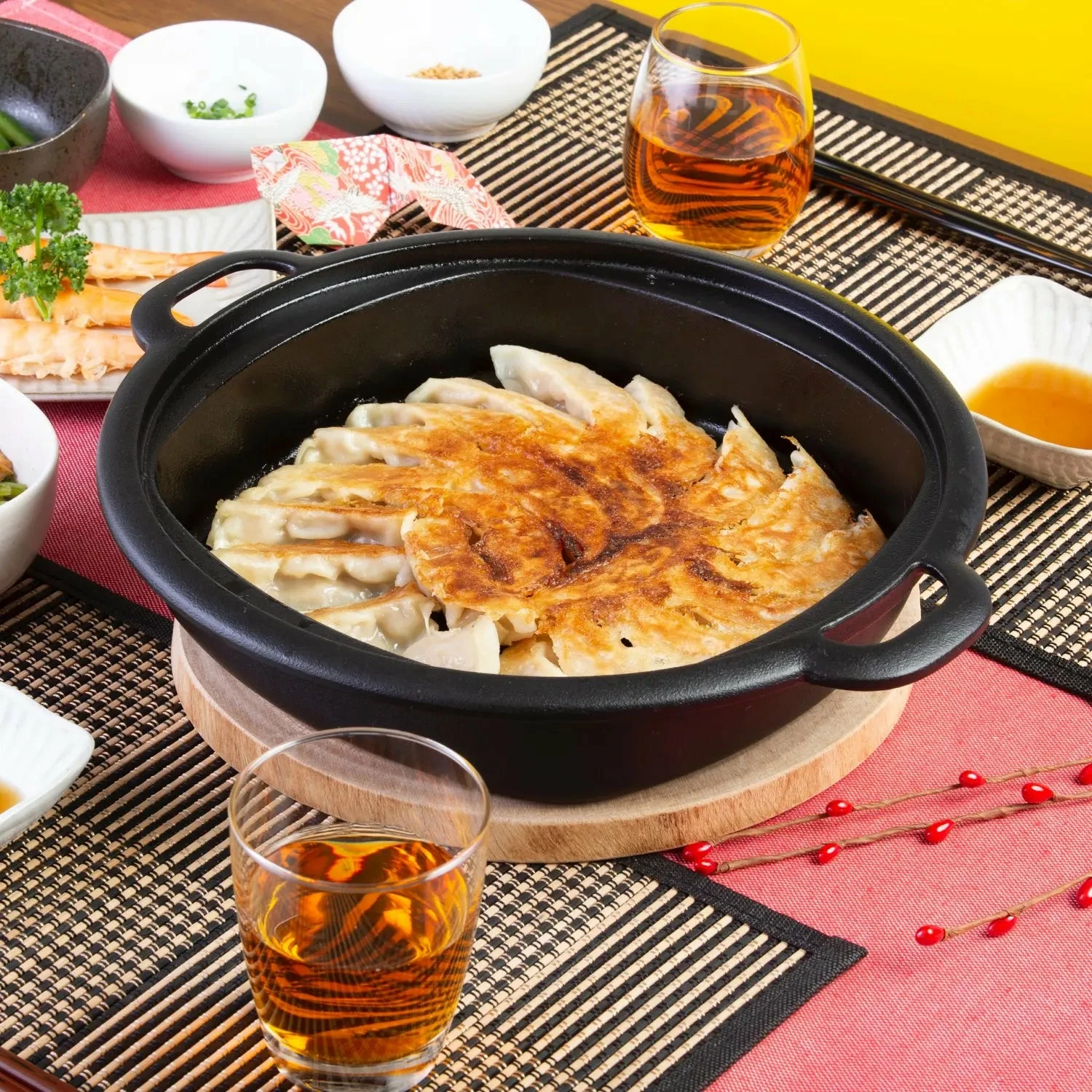 Iwachu Nambu Cast Iron Sukiyaki & Gyoza Pan With Wooden Lid 5 Iwachu Nambu Cast Iron Sukiyaki & Gyoza Pan With Wooden Lid - Image 3