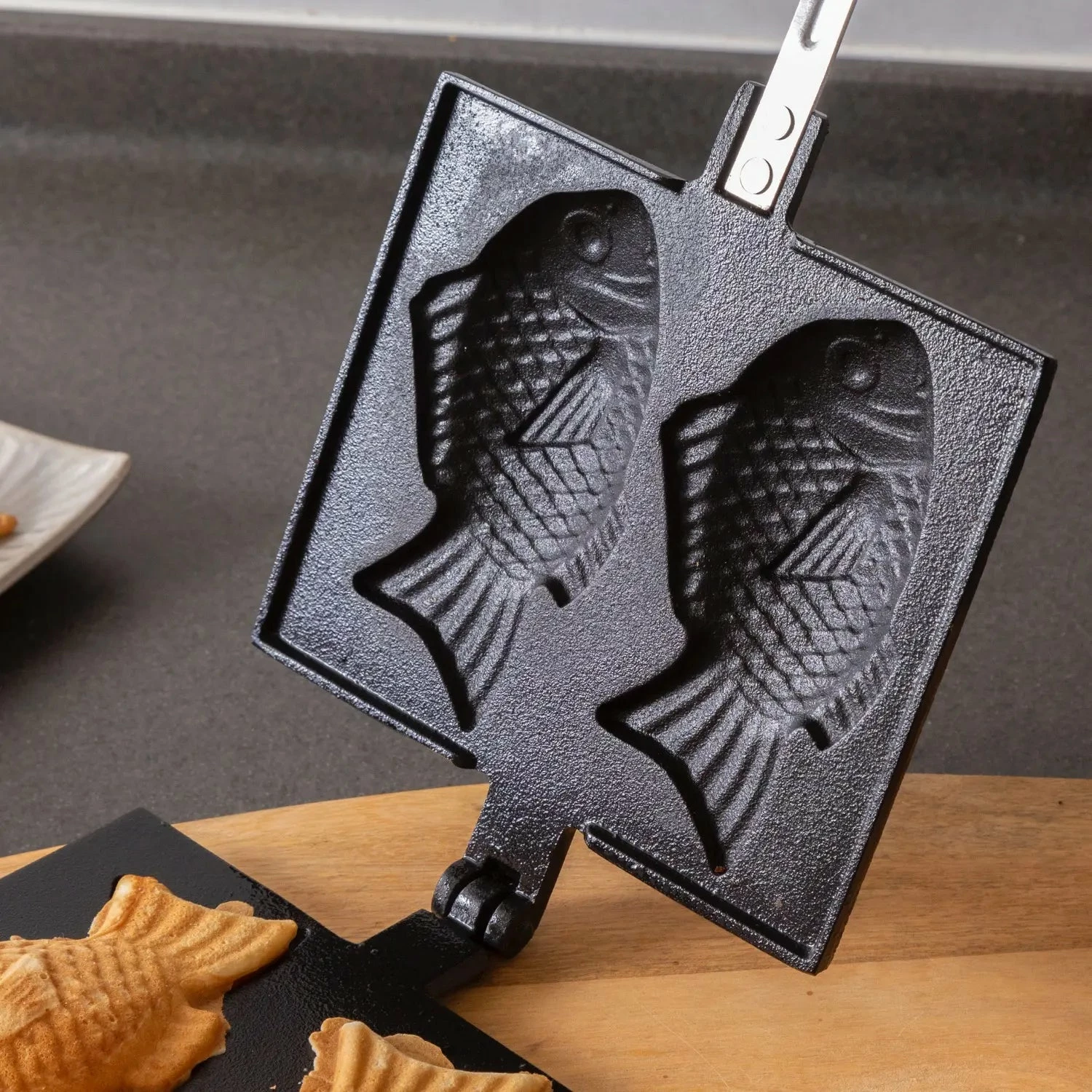 Iwachu Nambu Cast Iron Taiyaki Fish-Shaped Waffle Iron 8 Iwachu Nambu Cast Iron Taiyaki Fish-Shaped Waffle Iron - Image 6