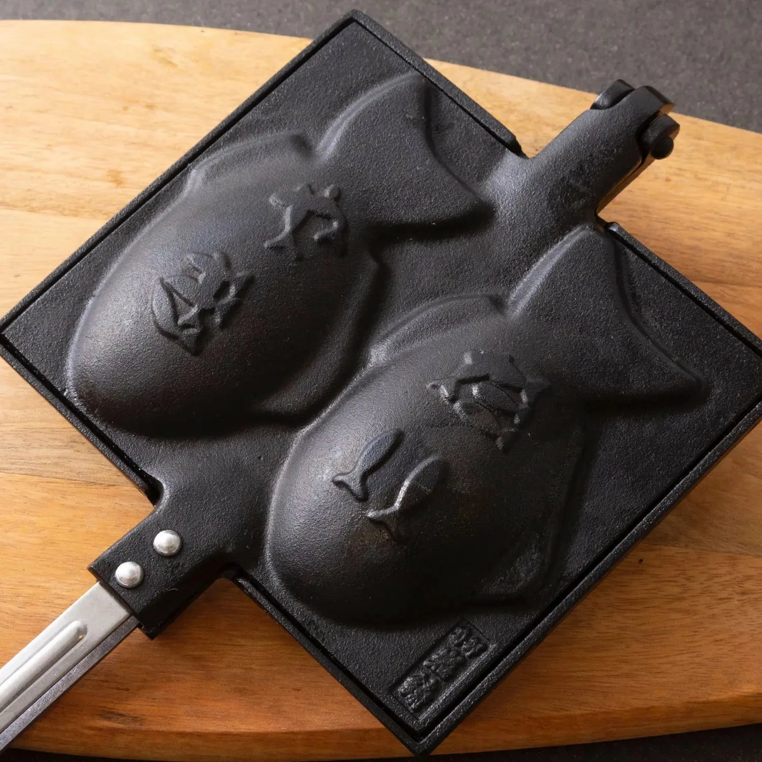 Iwachu Nambu Cast Iron Taiyaki Fish-Shaped Waffle Iron 9 Iwachu Nambu Cast Iron Taiyaki Fish-Shaped Waffle Iron - Image 7